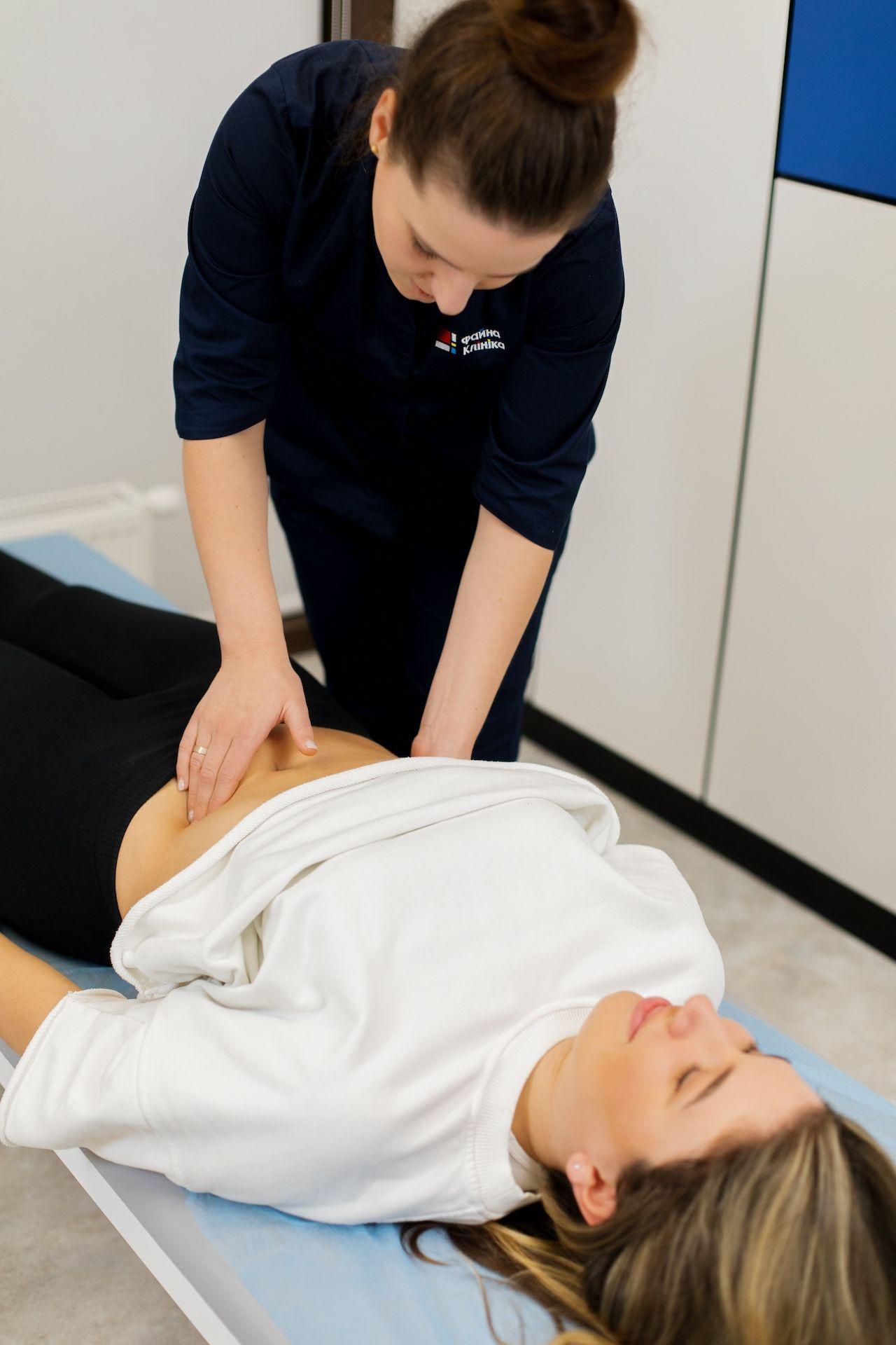 Лікар проводить пальпацію живота