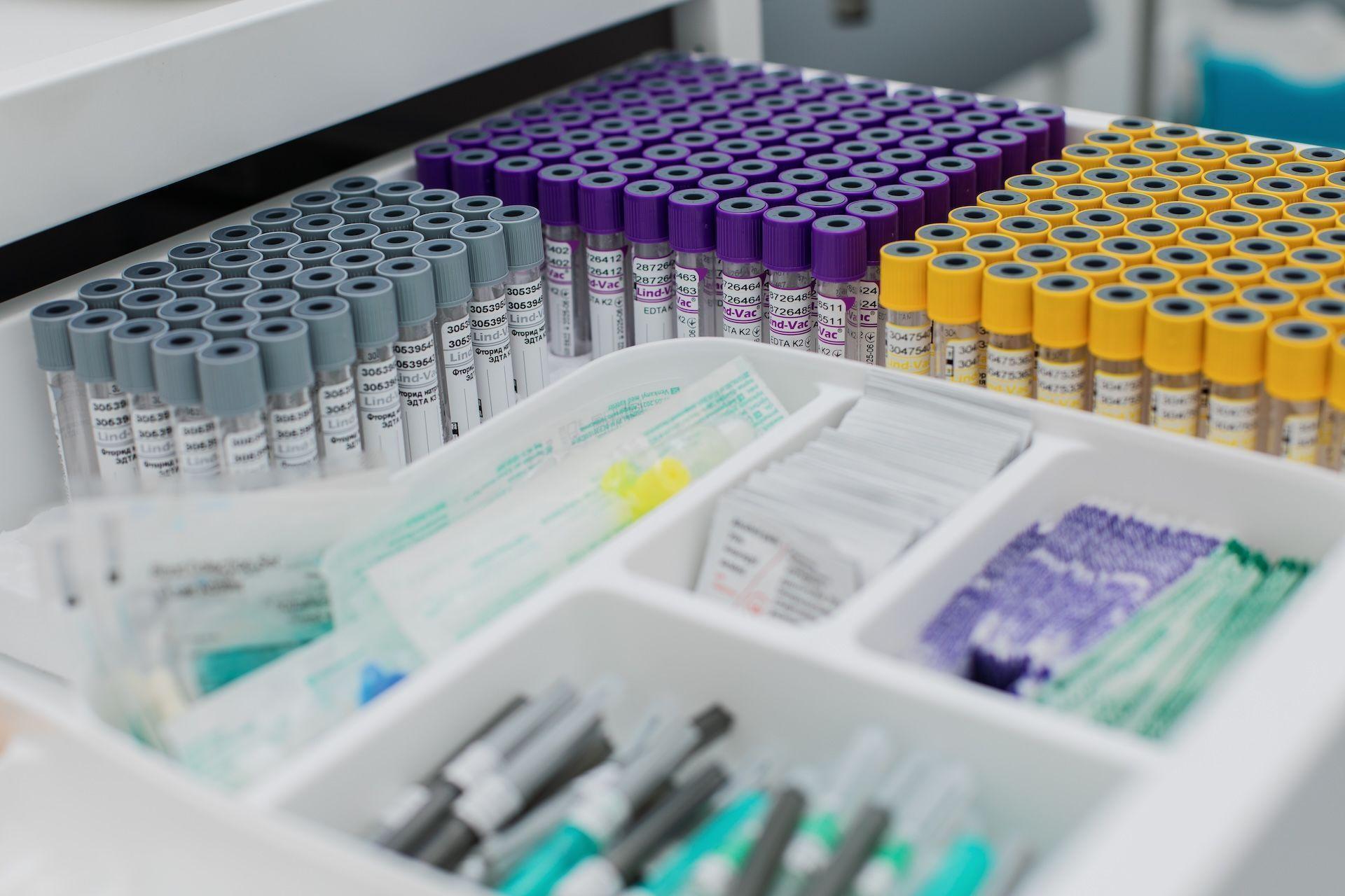 пробірки в шухлядці