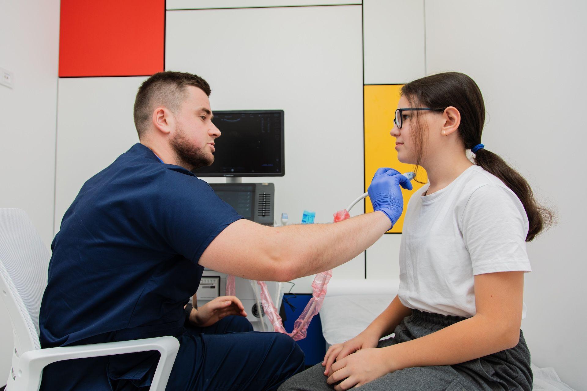 лікар робить узд дитині