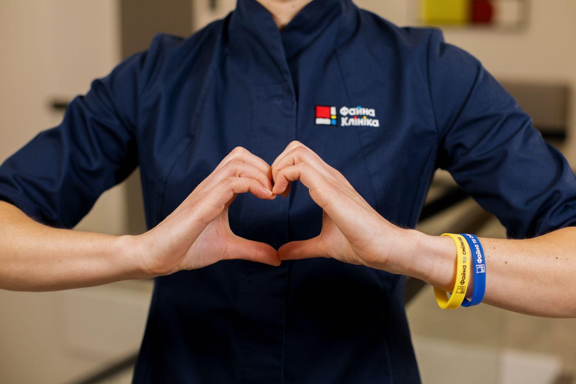 Лікар робить серденько руками