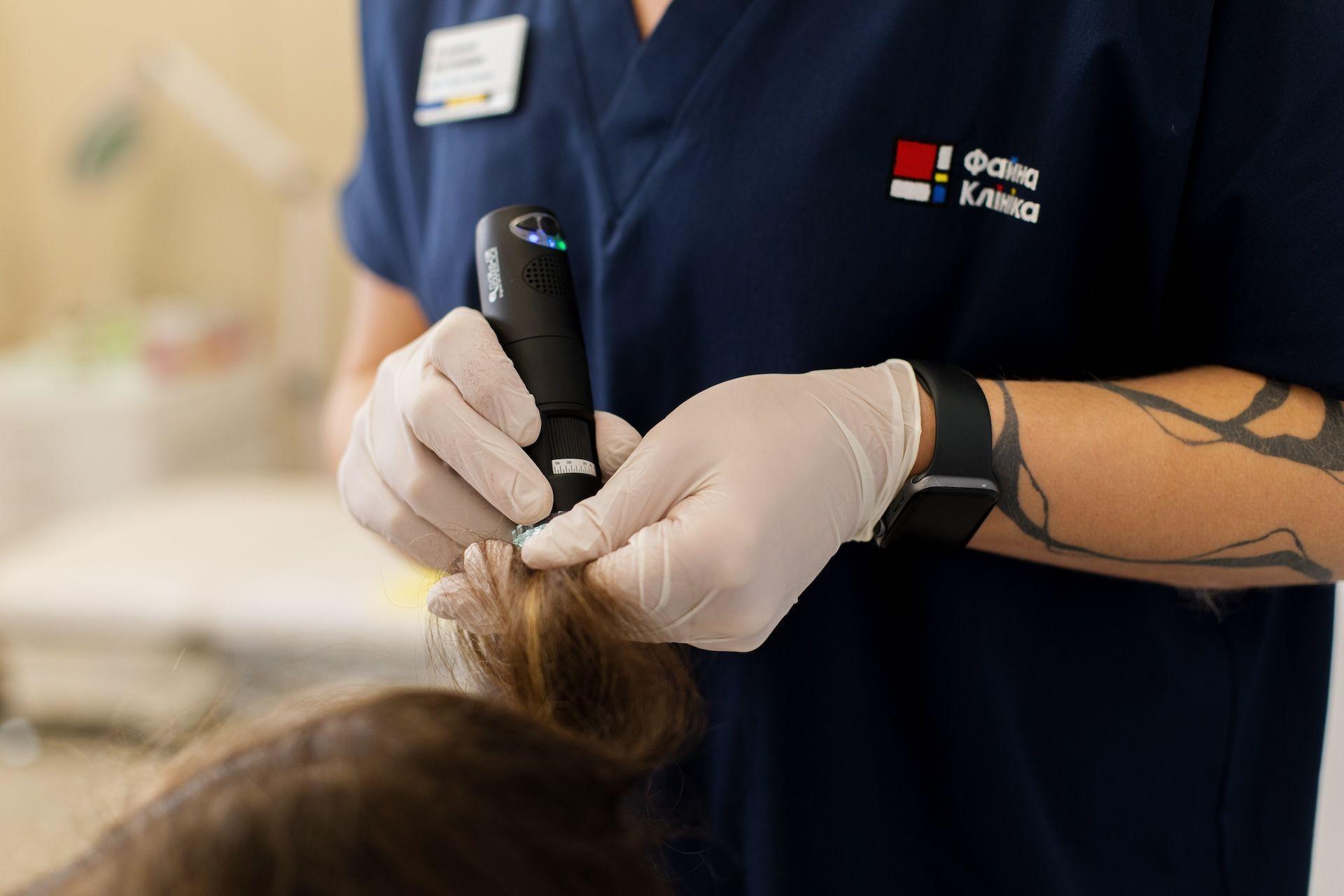 Лікар проводить трихоскопію