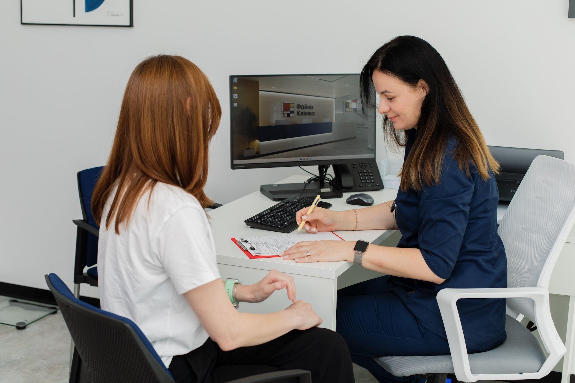 терапевт на прийомі з пацієнткою