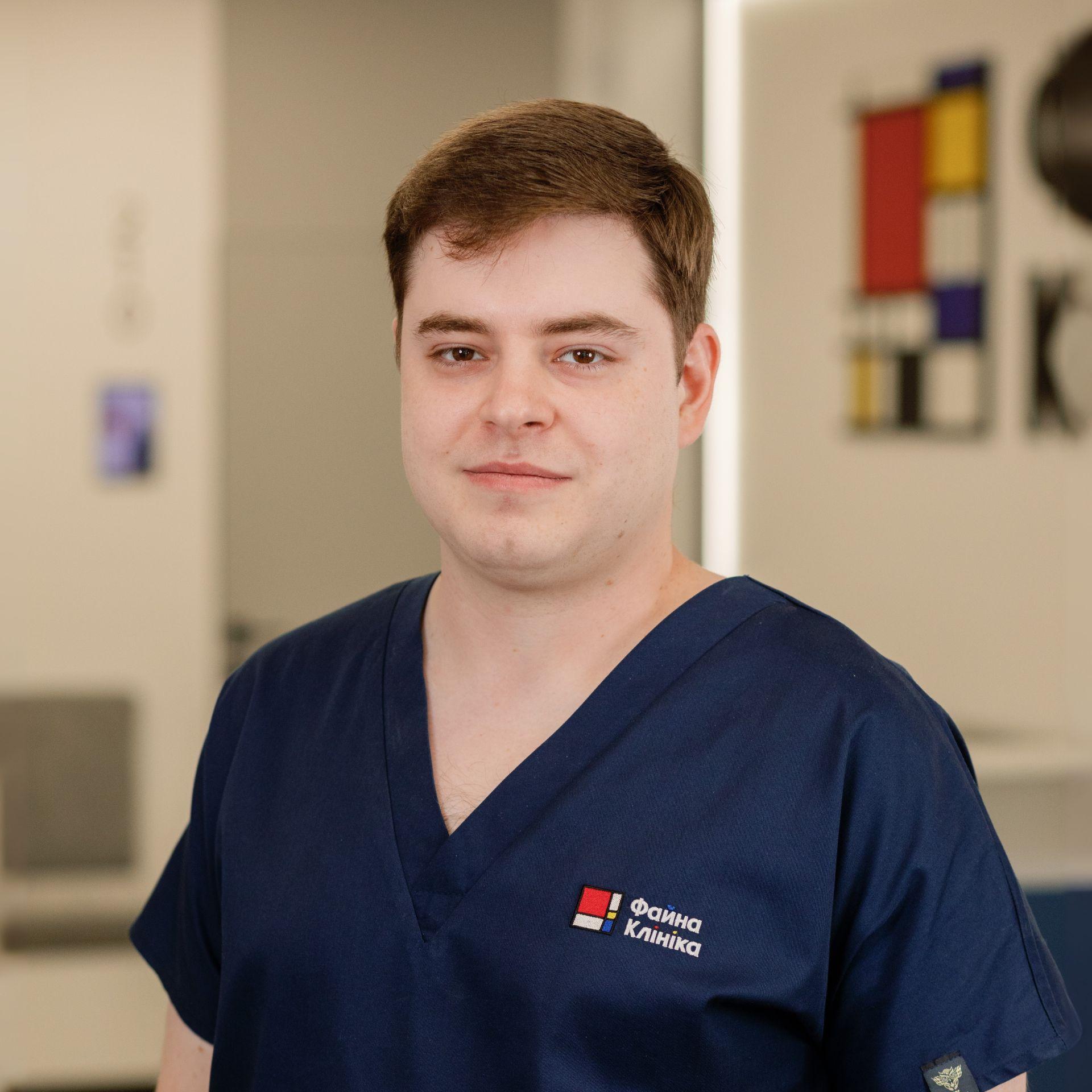 Дитячий уролог Веселий Микита Юрійович у холі Файної Клініки
