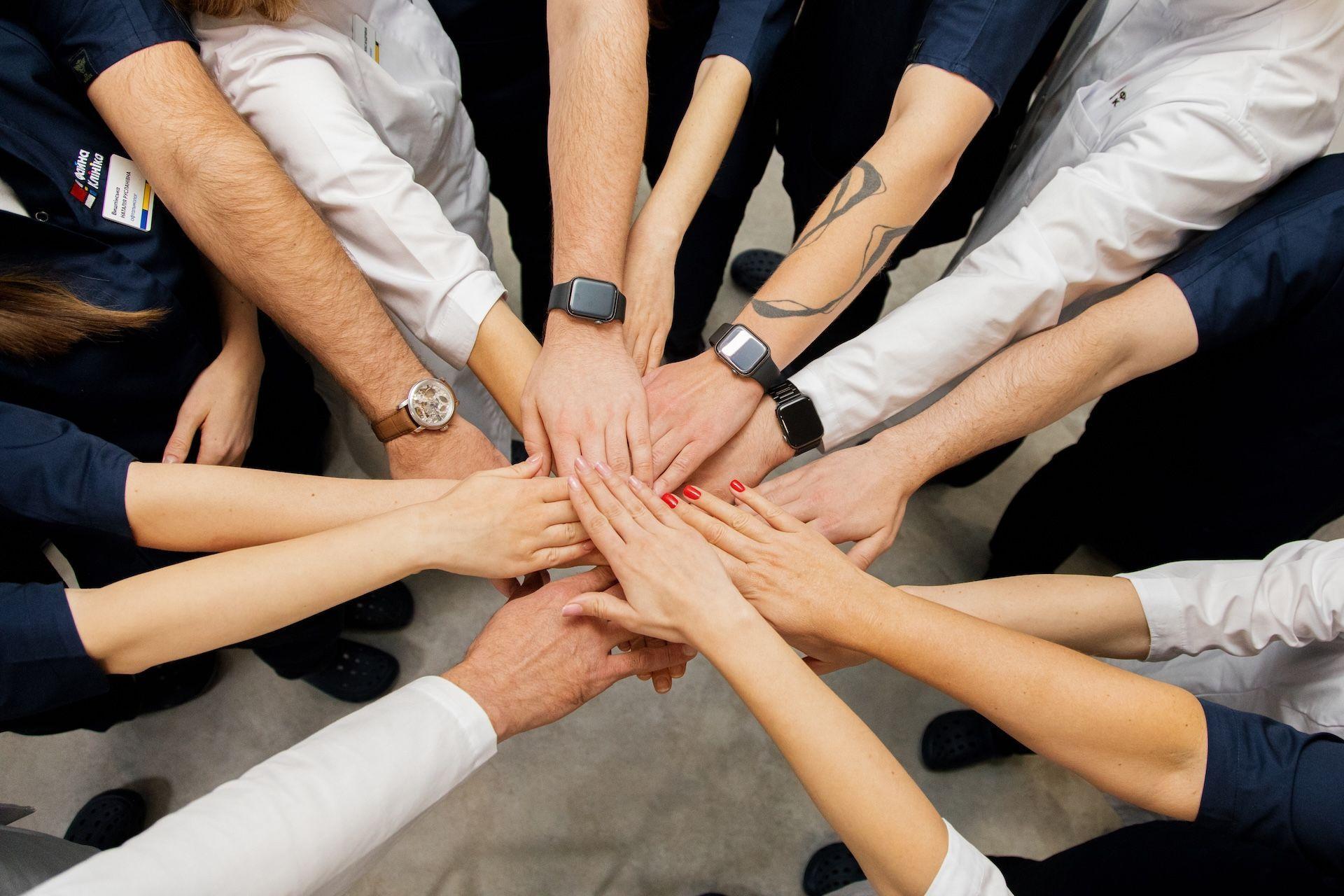 лікарі тримаються за руки