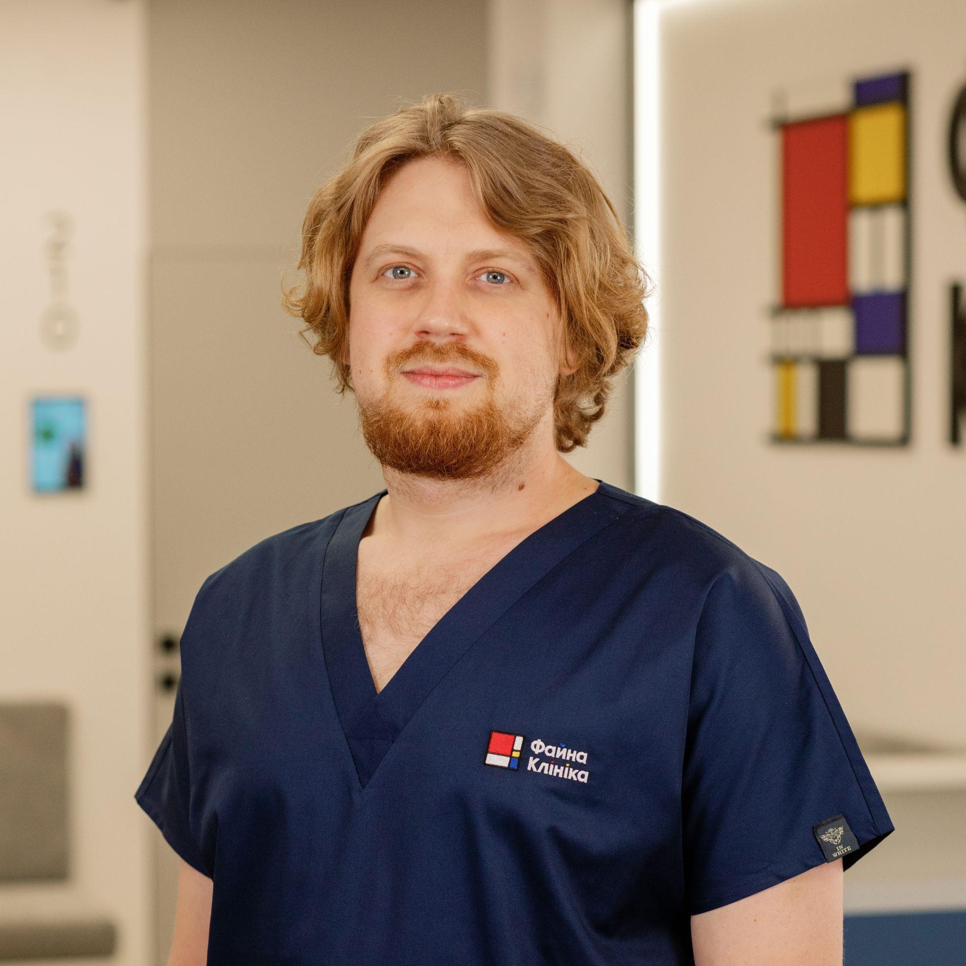 Алейніков Петро Сергійович у холі Файної Клініки