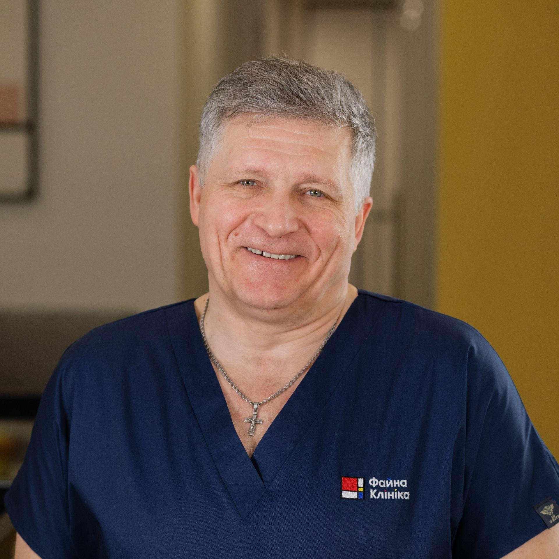 Дитячий ортопед-травматолог, хірург Бондар Олександр Валентинович у холі Файної Клініки