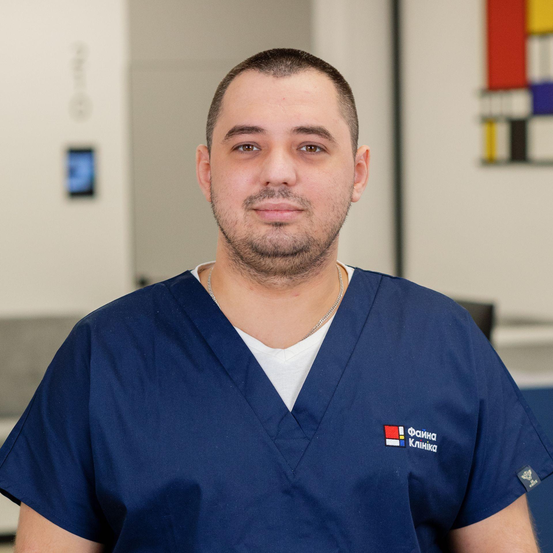 Проктолог, хірург Чумаченко Адріан Сергійович у холі Файної Клініки
