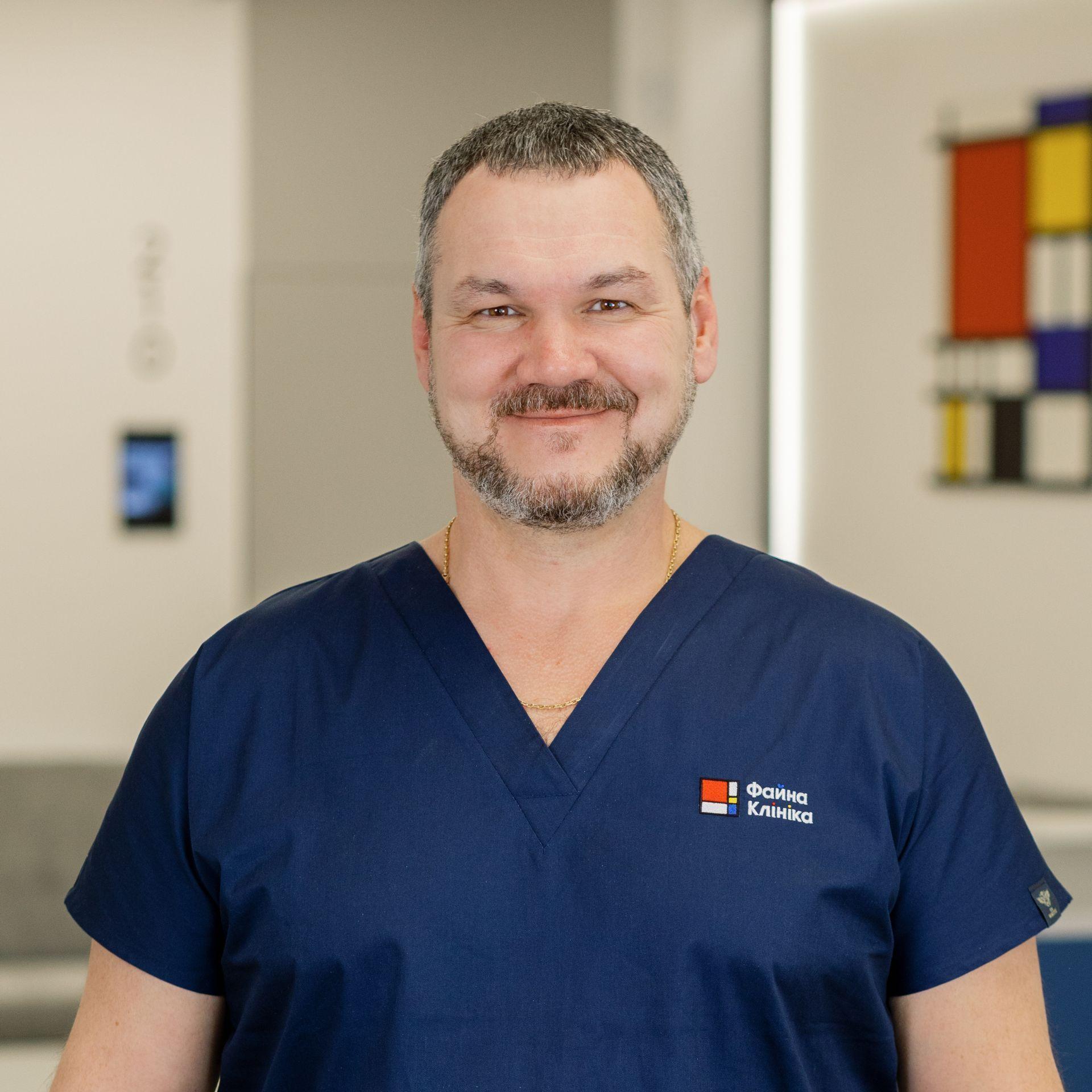 Ортопед-травматолог Каришев Ігор Сергійович у холі Файної Клініки