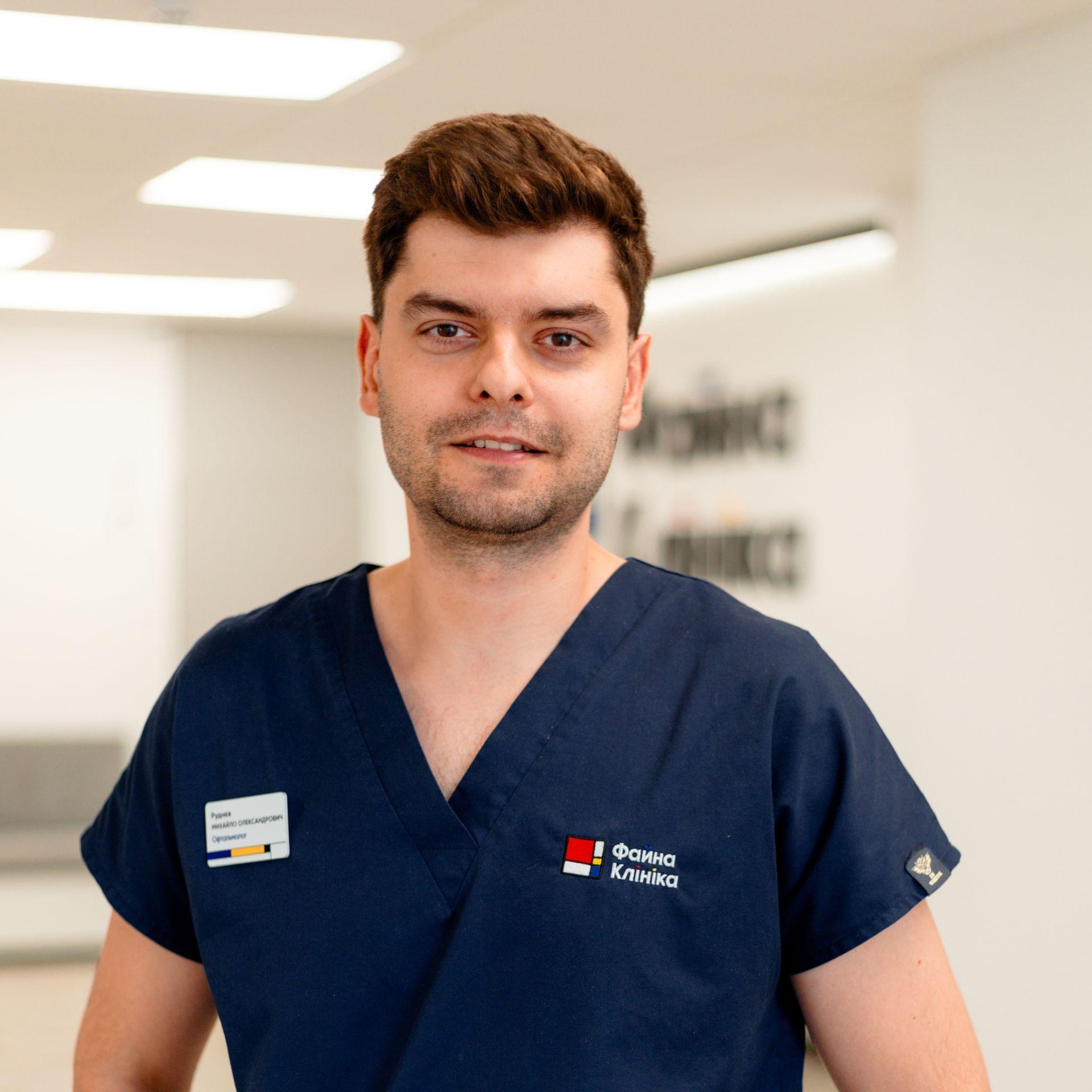 Руднєв Михайло Олександрович у холі Файної Клініки