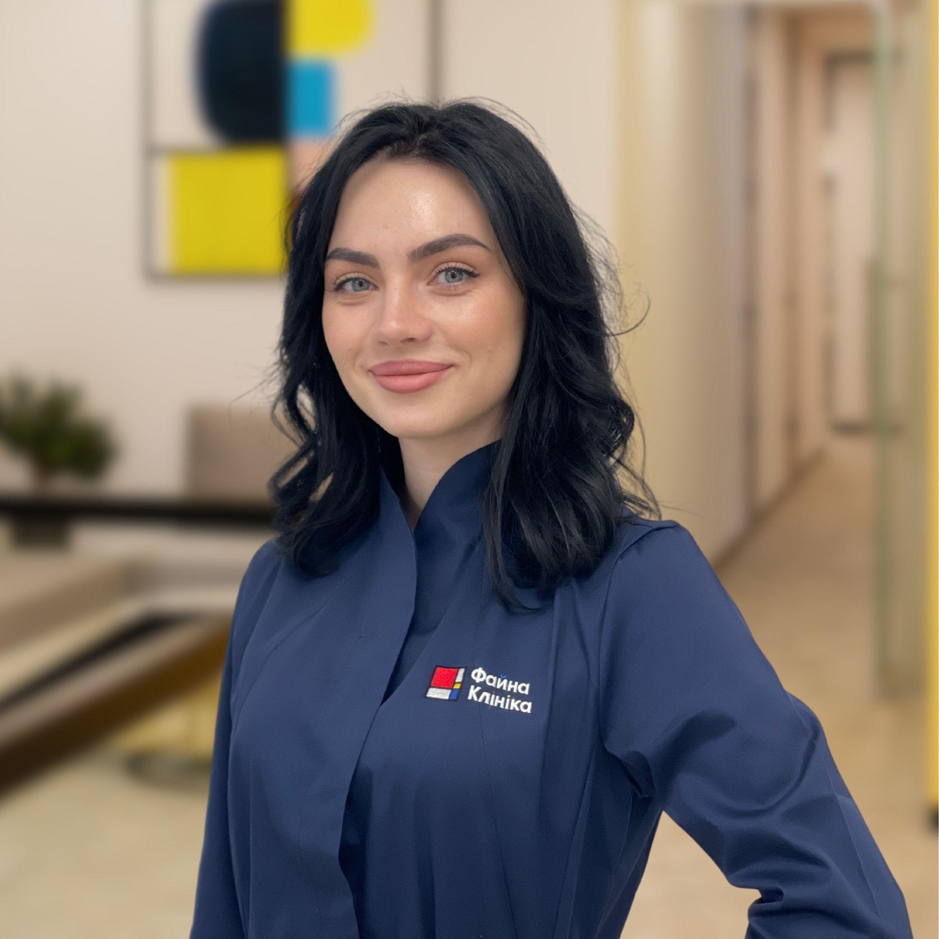 Дерматолог Мазурець Уляна Русланівна у холі Файної Клініки
