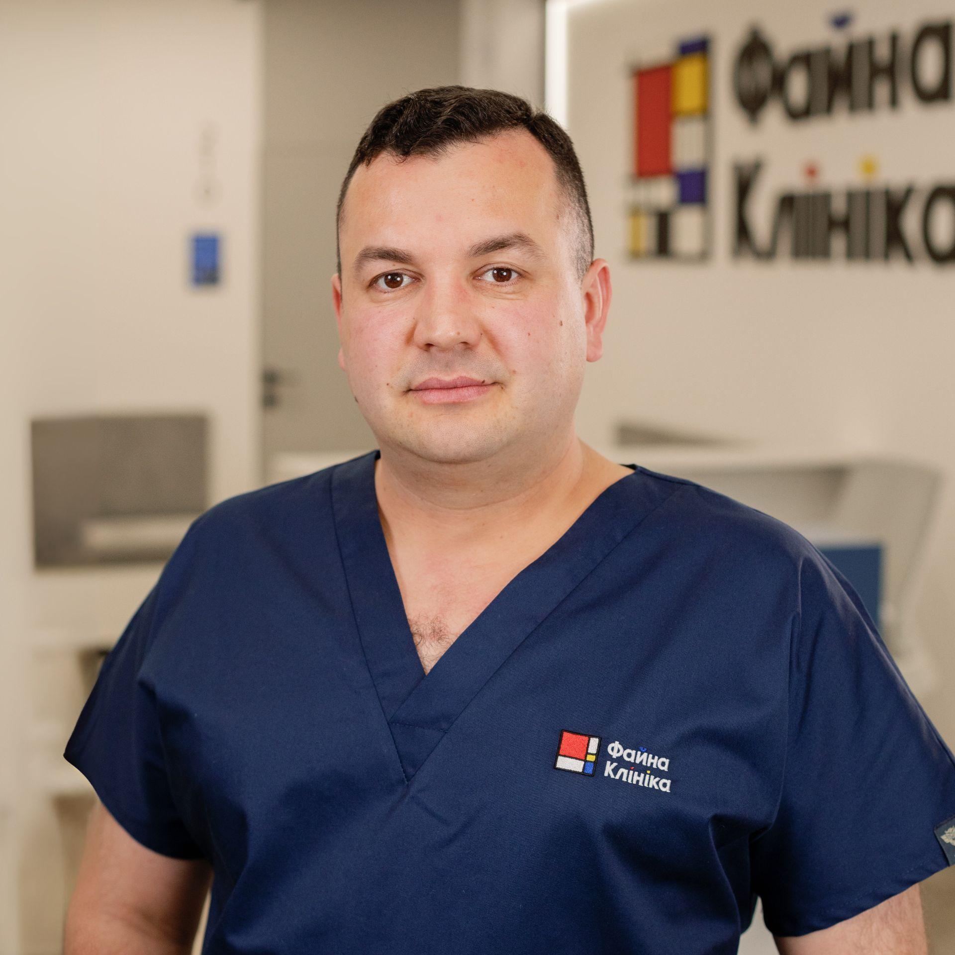 Уролог, лікар УЗД Антонюк Віталій Миколайович у холі Файної Клініки