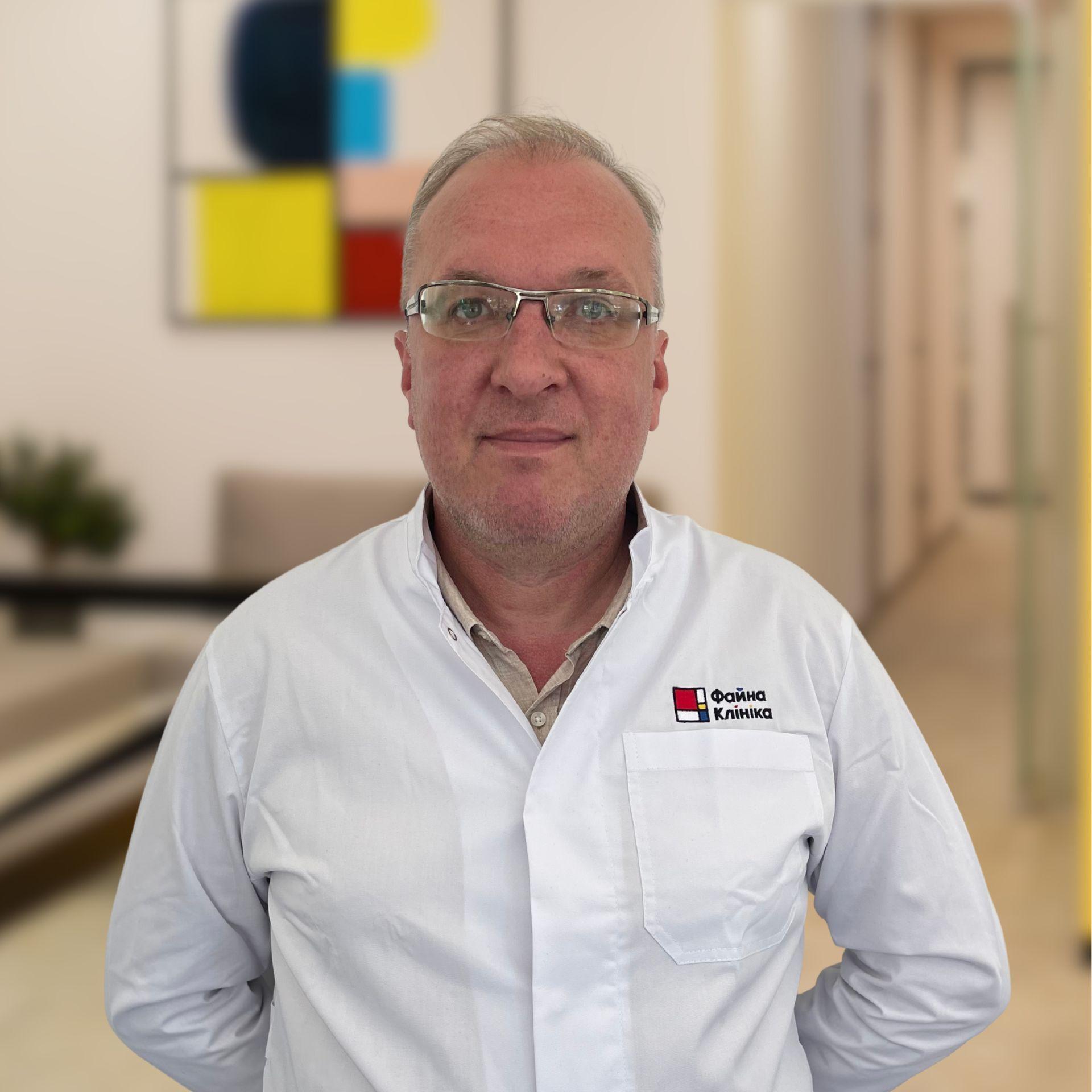 Дитячий невролог Поздняков Олег Вадимович у холі Файної Клініки