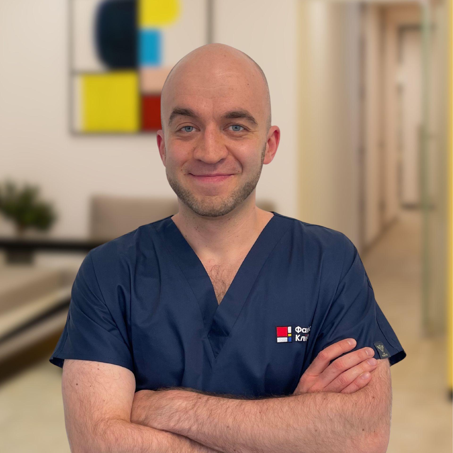 Проктолог, хірург Бухенський Андрій Михайлович у холі Файної Клініки