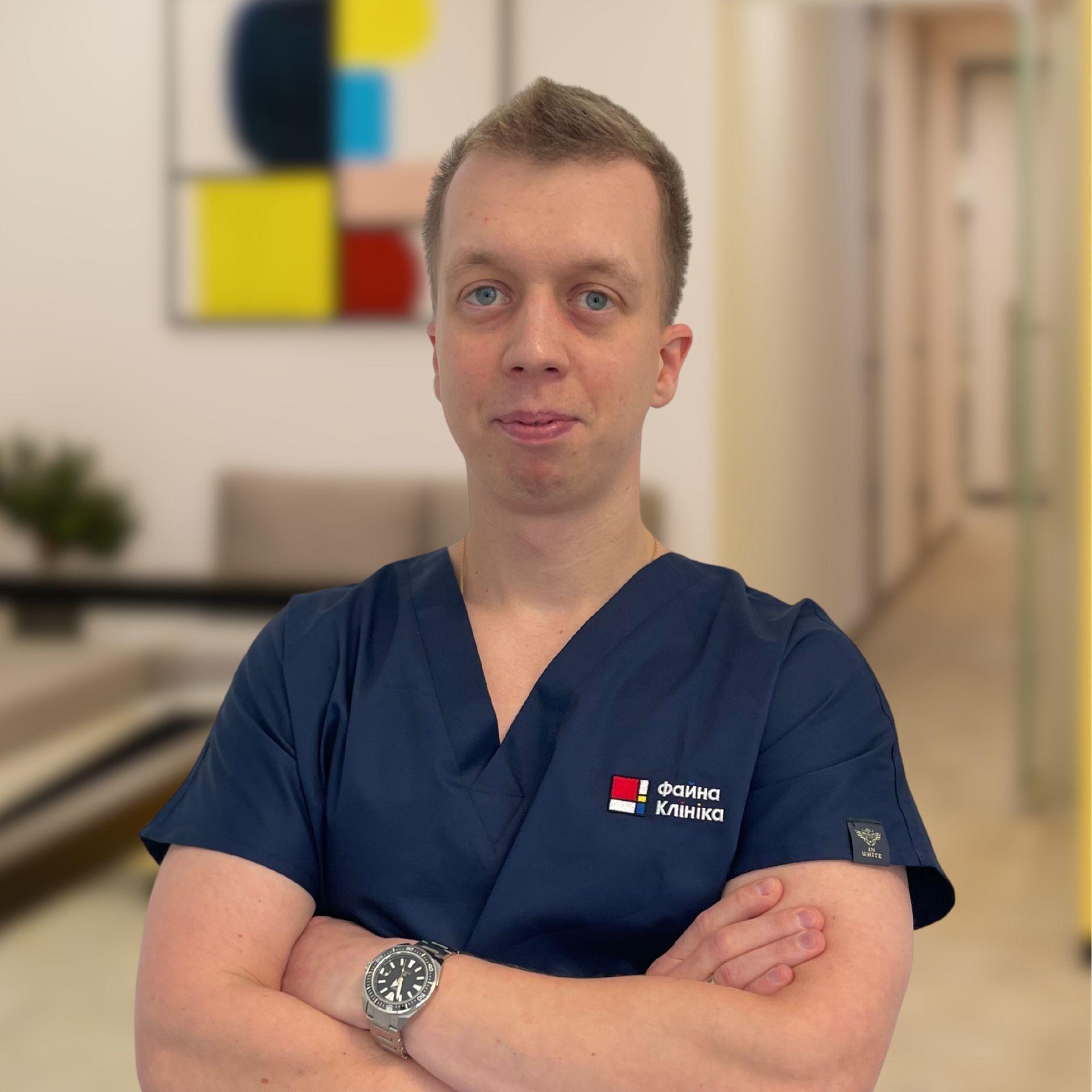 Анестезіолог Божок Олександр Олександрович у холі Файної Клініки