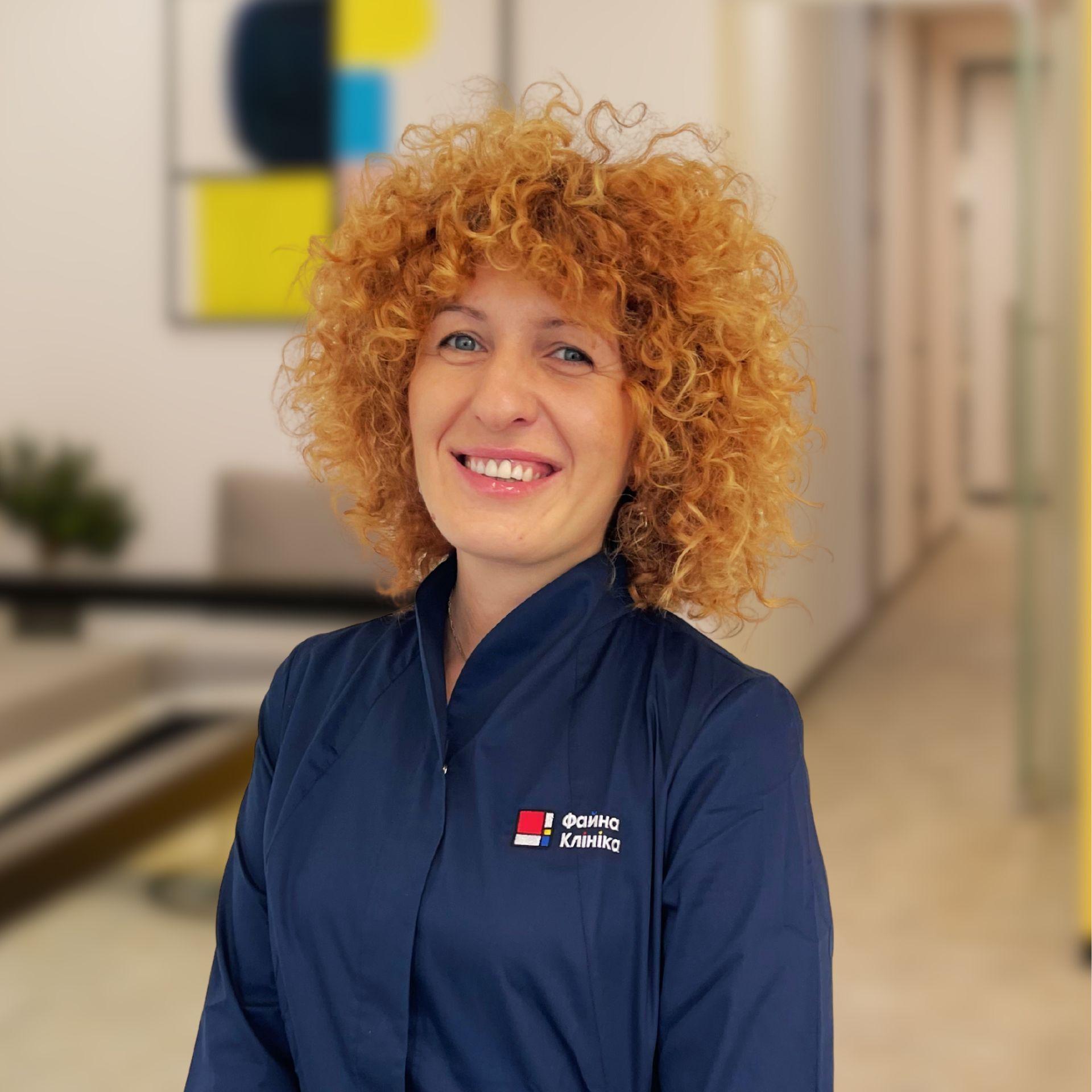 Невролог Микитей Оксана Миколаївна у холі Файної Клініки