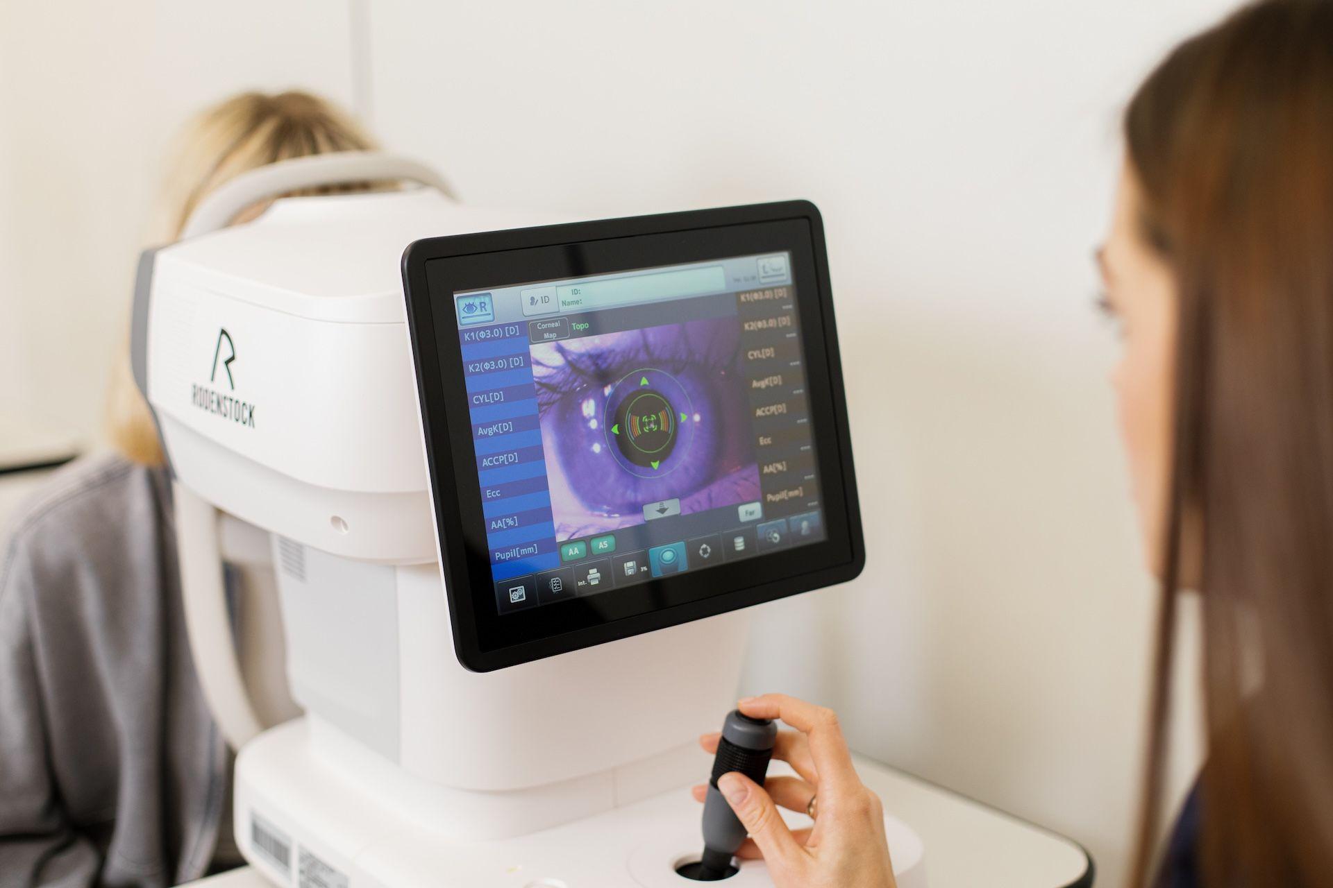 офтальмолог перевіряє зір на апараті