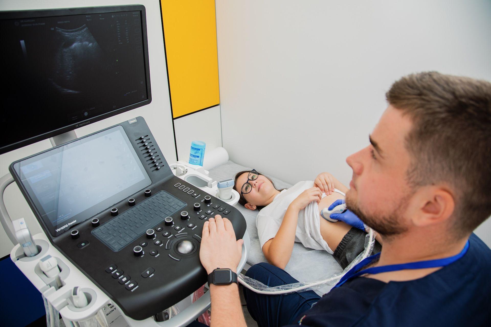 лікар робить узд дитині