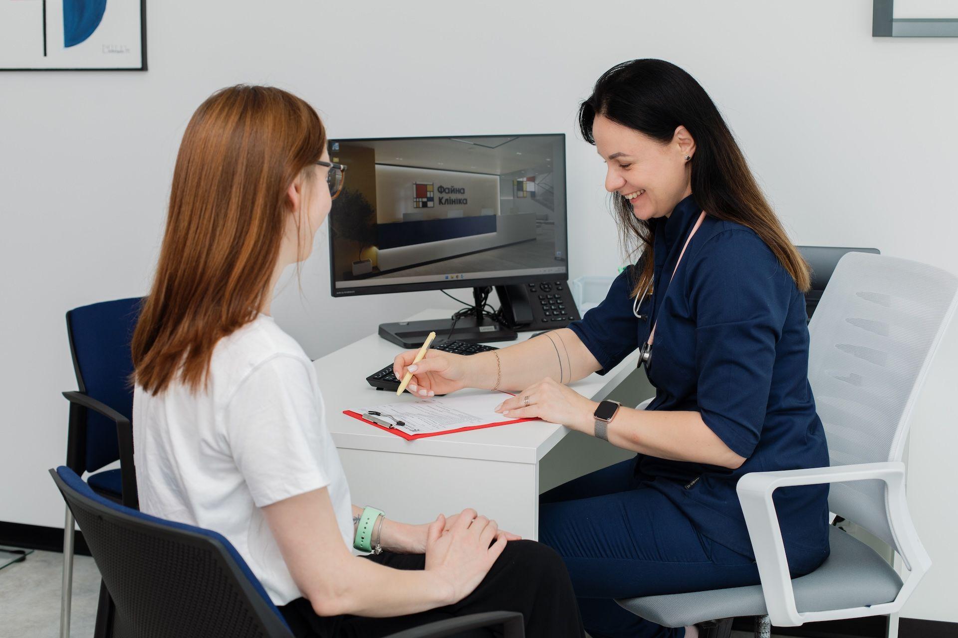 терапевт на прийомі з пацієнткою