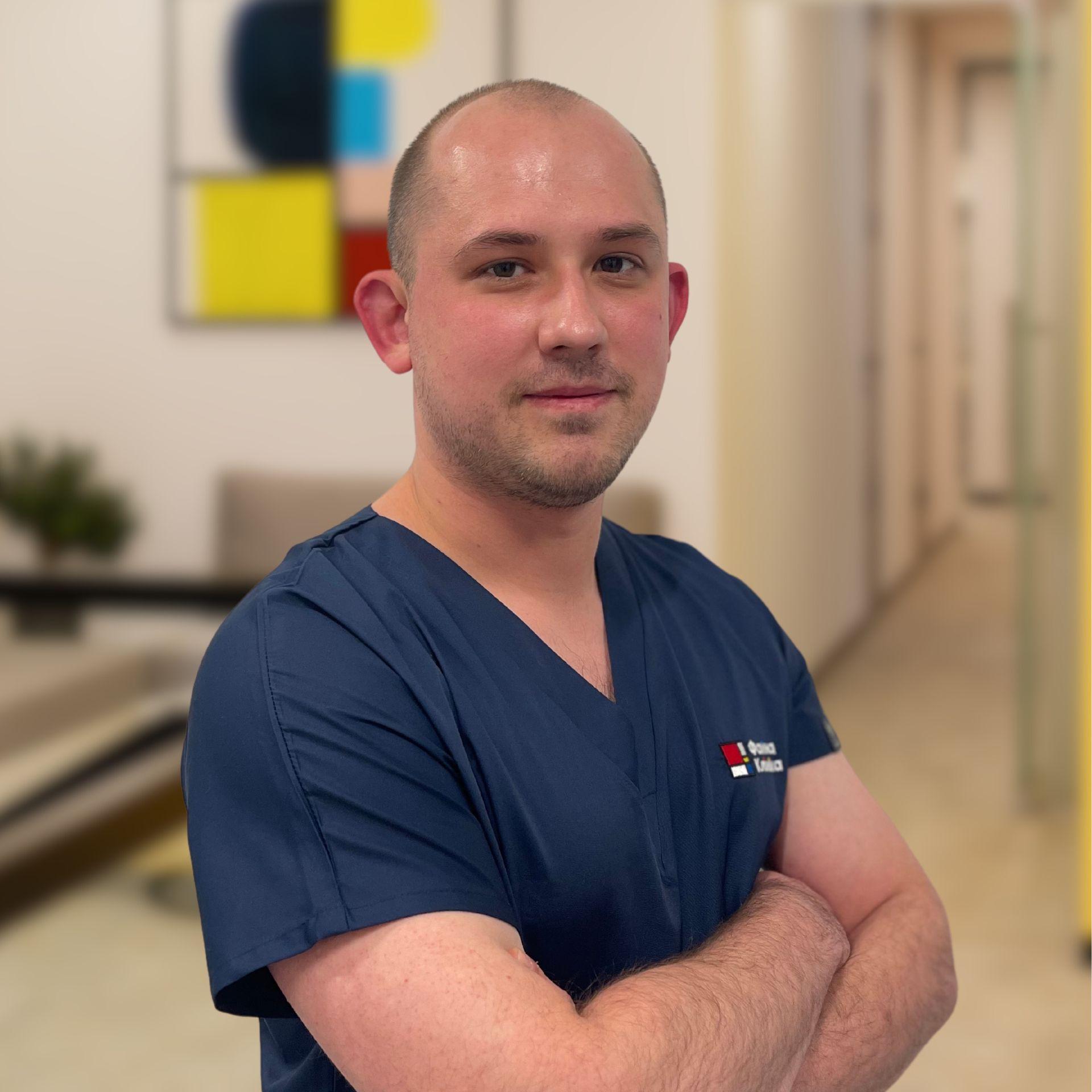 Анестезіолог Поздняков Ілля Миколайович у холі Файної Клініки