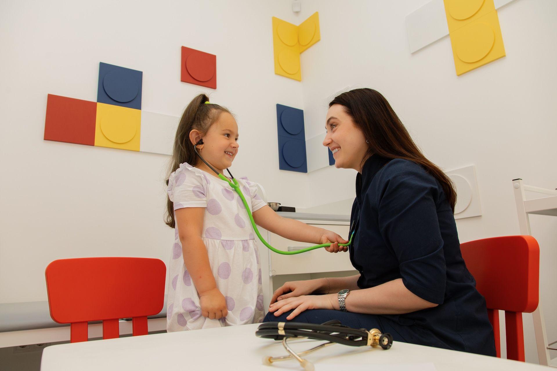 педіатр з дитиною на прийомі