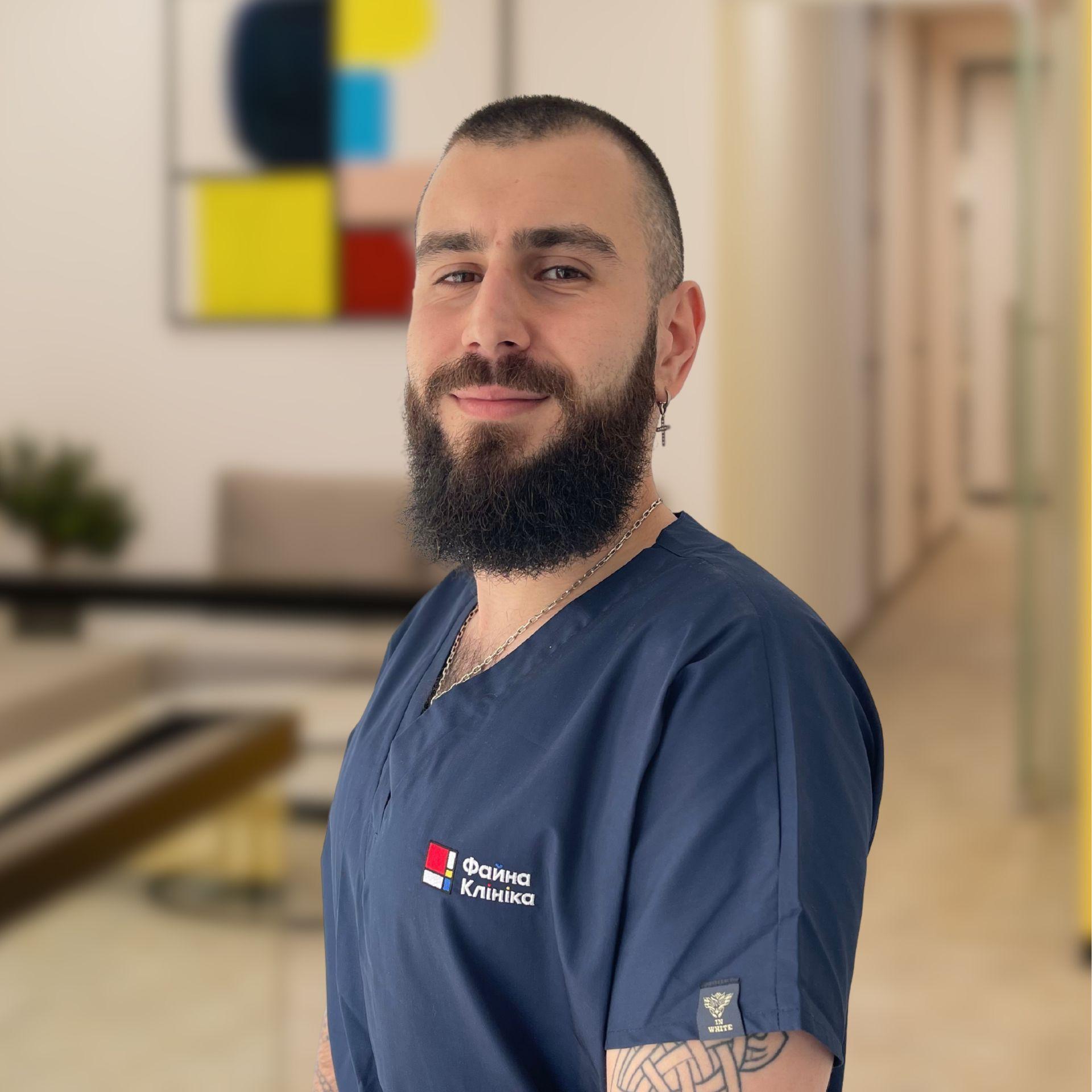 Масажист з медичною освітою, дитячий масажист Курмін Валентин Андрійович у холі Файної Клініки